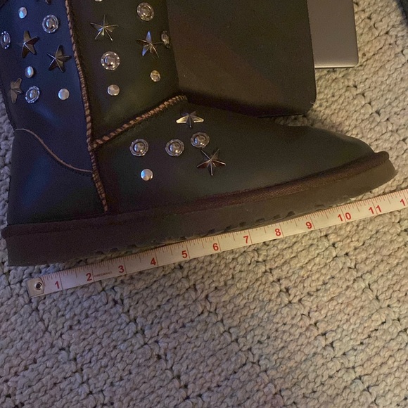 - 🦊Ugg NWOT Big Kids leather studded boots. EUC. All studs in place. 👏 - Picture 14 of 16